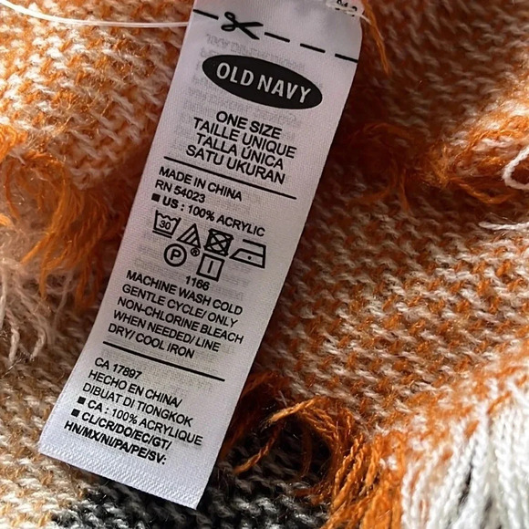 Old Navy oversized wrap around scarf with fringe - Picture 4 of 13